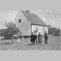020-0103 Kapkeim,  das Wohnhaus der Familie Zepik im Jahre 1936. Im Bild Christoph u. Helene Zepik, mit Sohn Gustav u. Ehefrau.jpg